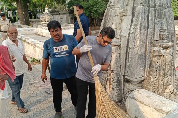 जिला प्रशासन की ओर से गंगू कुंड पर सफाई एवं श्रमदान
