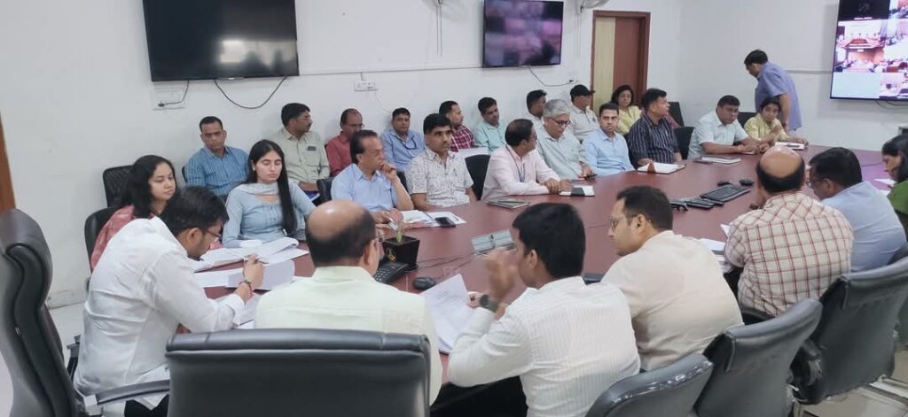 वंदे गंगा मीटिंग - उदयपुर। वंदे गंगा जल संरक्षण जन अभियान की तैयारियों को लेकर बैठक लेते जिला कलक्टर नमित मेहता।