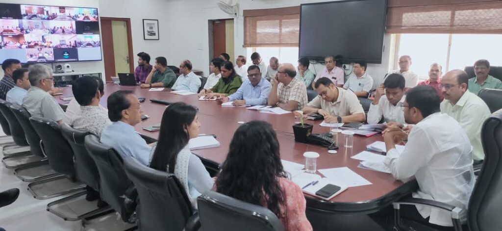 वंदे गंगा मीटिंग - उदयपुर। वंदे गंगा जल संरक्षण जन अभियान की तैयारियों को लेकर बैठक लेते जिला कलक्टर नमित मेहता।