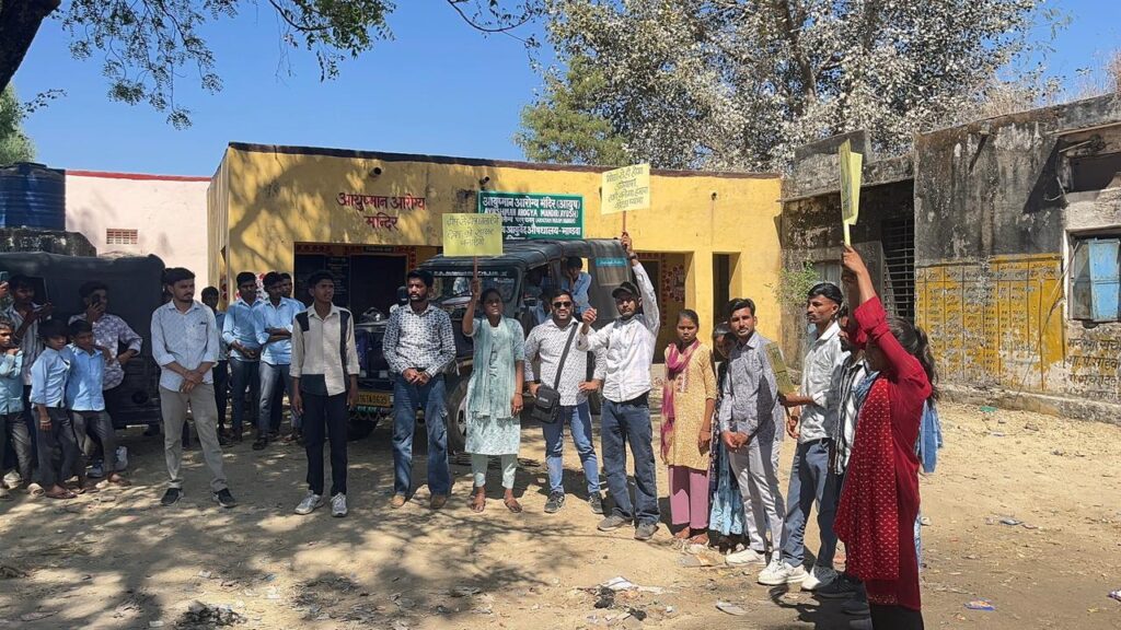 कोटडा के मांडवा में नुक्कड नाटक कर दिया नियमित स्कूल भेजने का संदेश